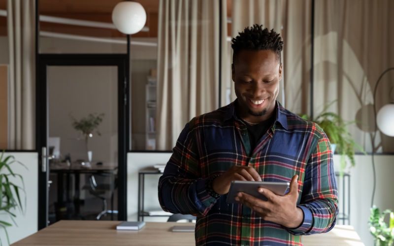 6 ways to meet customers proactively on their digital journey to increase customer lifetime value - Happy Guy Using His Tablet