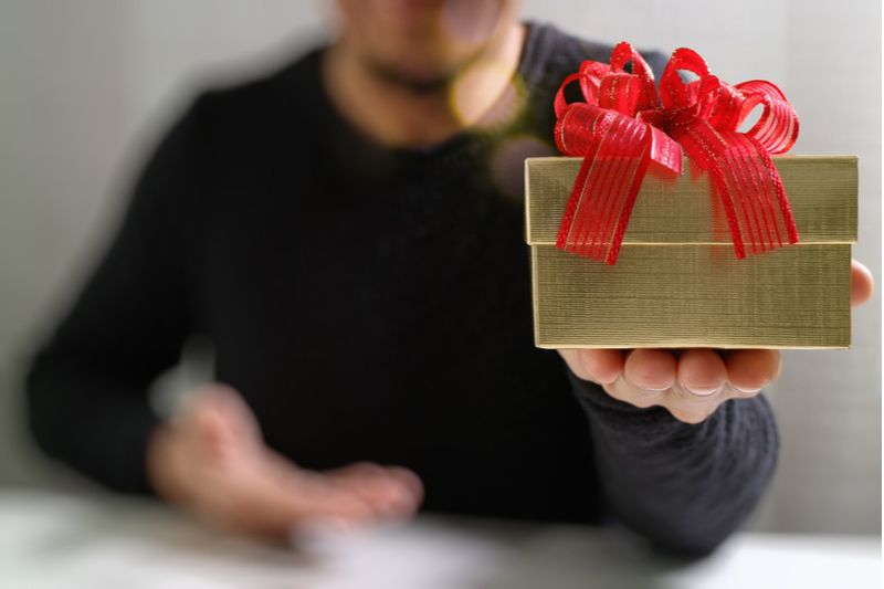 man hand holding gift box gesture