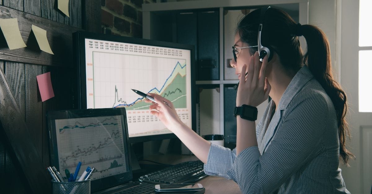 Call center agent analyzes contact center benchmarks to cut costs.
