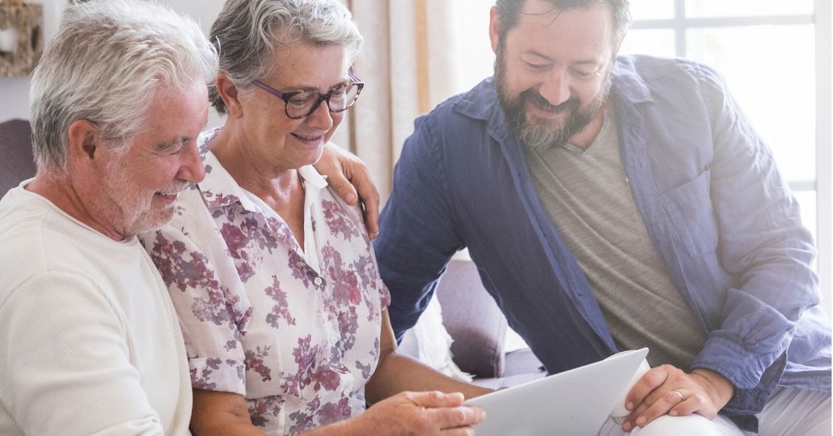 Neighbor recommends business to older couple after a great experience with an agent at a contact center.