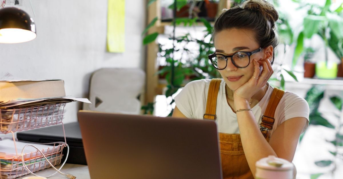 Contact Center agent reviews her interaction analytics
